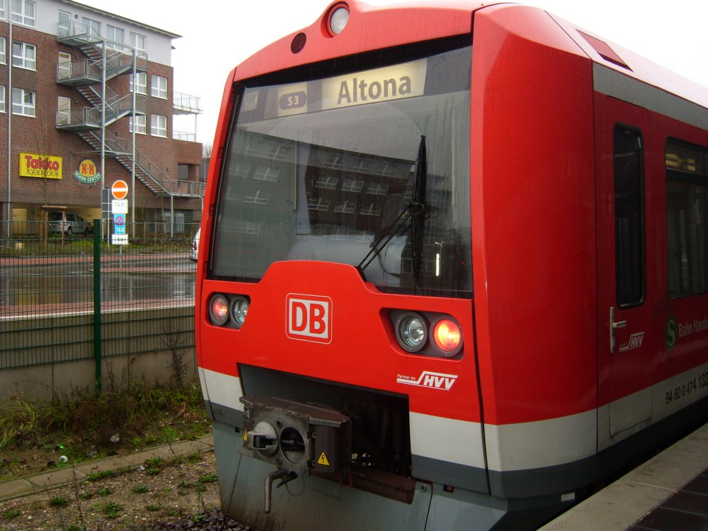 S-Bahn-Hamburg, Baureihe 474 steht im Bahnhof von Buxtehude.